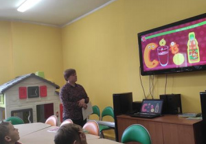 Dzieci ogladaja prezentację o zawartości witamin w produktach zywnościowych.